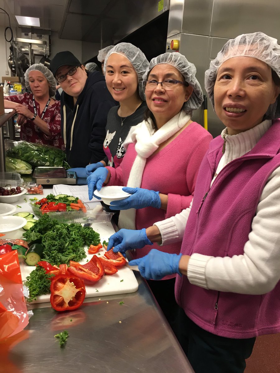 eathealthy_MCPS's tweet image. Salad construction in progress!! #entreesalads #Eathealthymcpsmd #reimbursablemeals #EatsmartMD #projectSELECT #NSLP #MCPS @chefmsde @Sara4Wellness