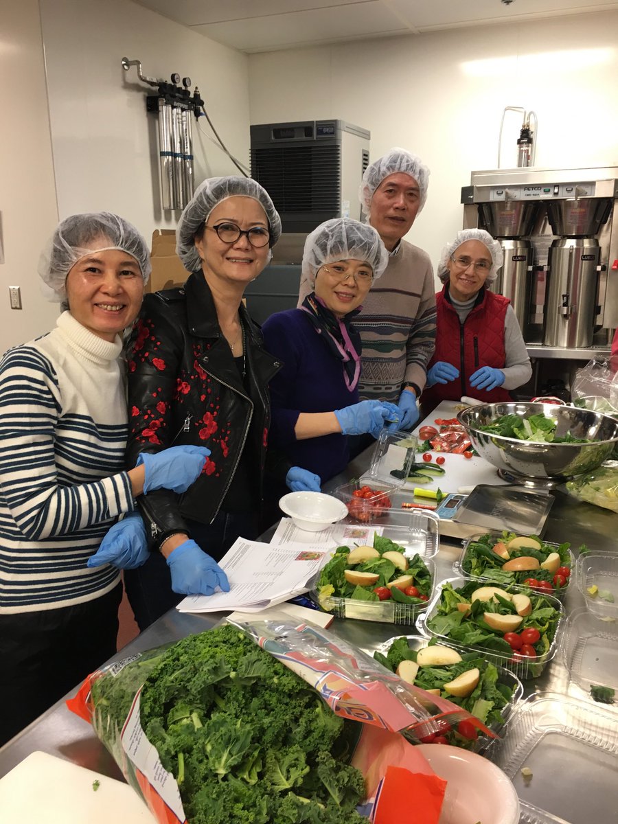 eathealthy_MCPS's tweet image. Salad construction in progress!! #entreesalads #Eathealthymcpsmd #reimbursablemeals #EatsmartMD #projectSELECT #NSLP #MCPS @chefmsde @Sara4Wellness
