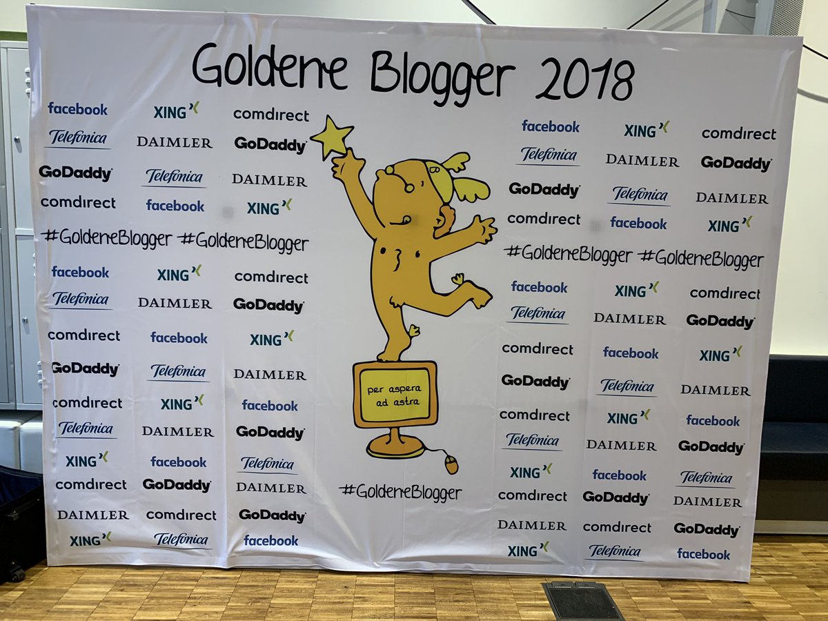 goldeneblogger's tweet photo. Die Selfie-Wand steht! Danke an unsere Sponsoren @facebook, @telefonica_de, @comdirect, @Daimler @XING_de und @GoDaddyDE - durch diese Unterstützung können wir die Nominierten nach Berlin einladen. #GoldeneBlogger https://t.co/UXDhHmbtRN