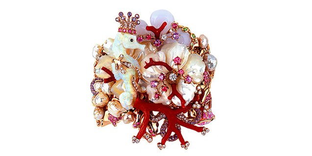 Check out the new exhibition about coral in Hillyer Art Library. 
libraries.smith.edu/news/2019/01/l…