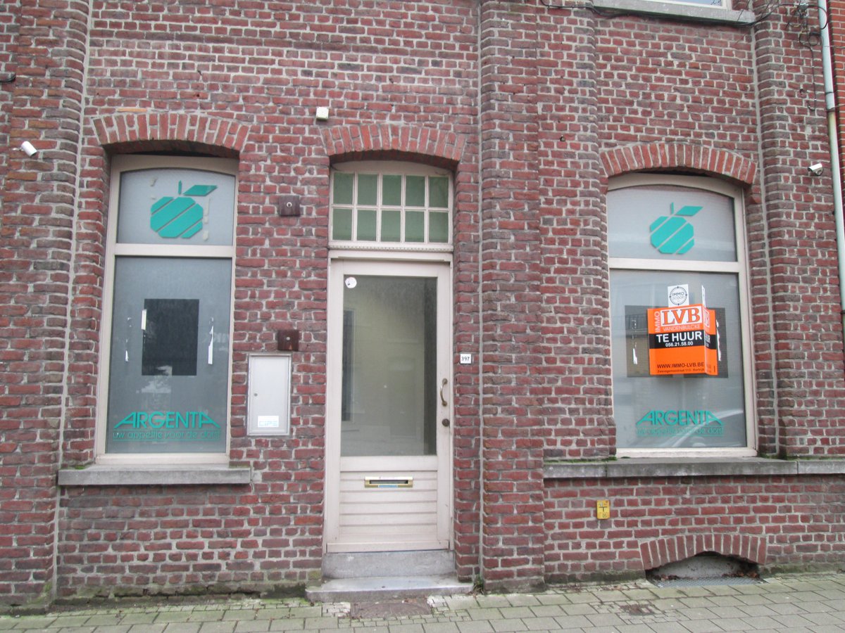 OKortrijk's tweet photo. Nieuw binnen via #Kortrijk Zaait: 50 m² bureelruimte in centrum #Bissegem. Onmiddellijke aansluiting op de R8. Start hier jouw zaak vanaf €300/mnd! https://t.co/WlwLbVWi49 #starten #ondernemen https://t.co/9QxC3qi0sY