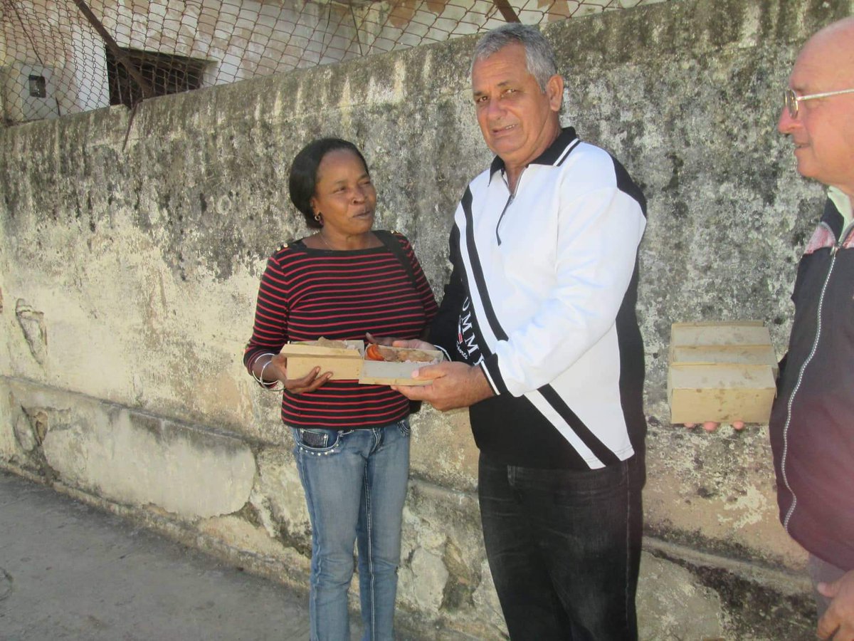 CapitanTondique's tweet photo. #Cuba Fotos del Proyecto Capitán #Tondique durante la semana pasada en Colón alimentando a desamparados y enfermos mentales. Gracias a Dios y a quienes nos ayudan y apoyan. https://t.co/VouC0xojUT
