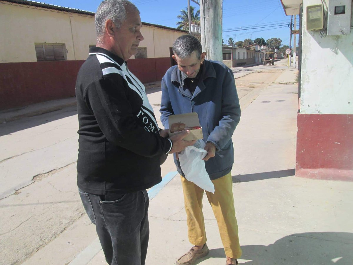 CapitanTondique's tweet photo. #Cuba Fotos del Proyecto Capitán #Tondique durante la semana pasada en Colón alimentando a desamparados y enfermos mentales. Gracias a Dios y a quienes nos ayudan y apoyan. https://t.co/9SX6SkkgWw