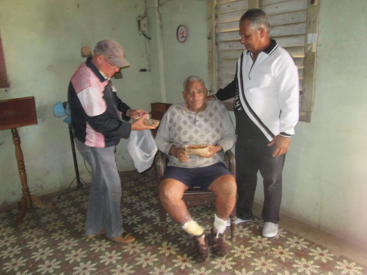 CapitanTondique's tweet photo. #Cuba Fotos del Proyecto Capitán #Tondique durante la semana pasada en Colón alimentando a desamparados y enfermos mentales. Gracias a Dios y a quienes nos ayudan y apoyan. https://t.co/YcXBE2Lj9c