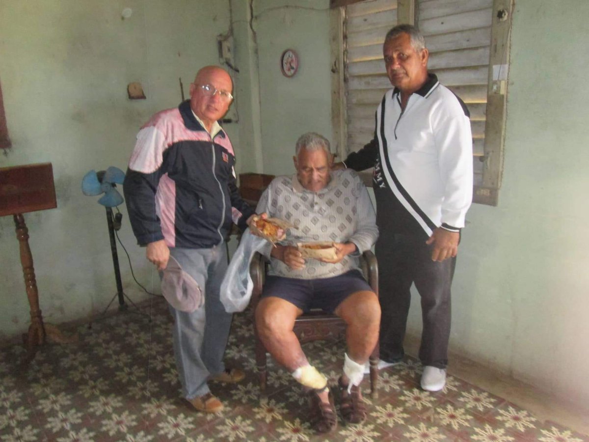 CapitanTondique's tweet photo. #Cuba Fotos del Proyecto Capitán #Tondique durante la semana pasada en Colón alimentando a desamparados y enfermos mentales. Gracias a Dios y a quienes nos ayudan y apoyan. https://t.co/YcXBE2Lj9c