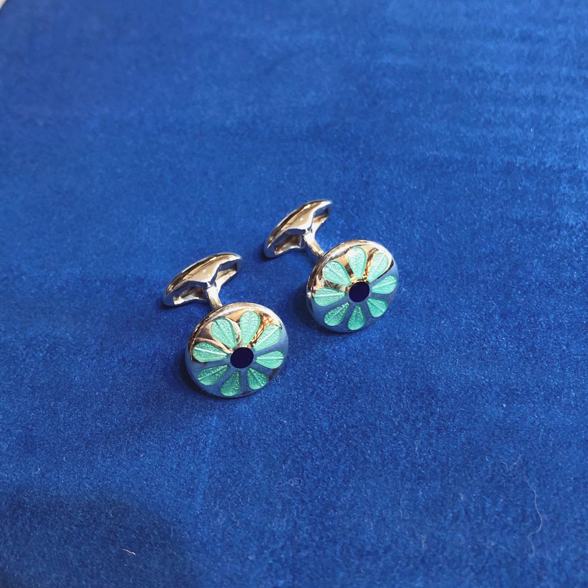 Here are some lovely silver enamel cufflinks with a floral design. Beautiful colours! Adds a bit of cheer to an outfit 🌞.
.
.
.
#jeweller #kent #tenterden #cufflinks #silverjewellery #enamel #enamelcufflinks #jewellery #presentsformen