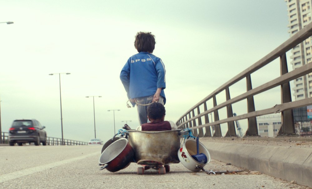 영화 <가버나움>을 보았다. <취한 말들을 위한 시간>과 <아무도 모른다>를 떠올리게 하는, 그러니까 마음을 불편하게 만드는, 너는 항상 불편해야...