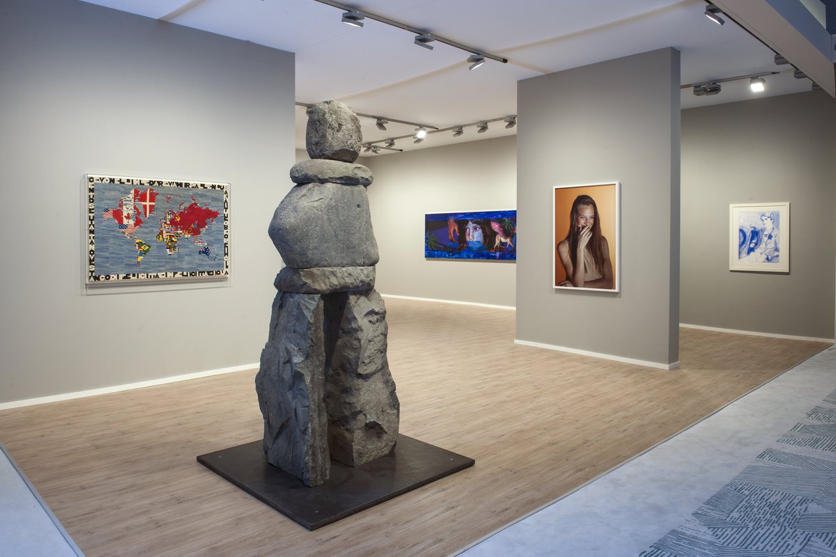 At BRAFA 2019, #GladstoneGallery (stand 96d) amazes with a monumental #sculpture by #UgoRondinone, next to stunning #artworks by #AlighieroBoetti, #AnishKapoor and #ElisabethPeyton. Open until 3 Feb, daily 11am - 7pm (Thurs Nocturne), Tour&Taxis #Brussels.  📷 Ph. De Gobert