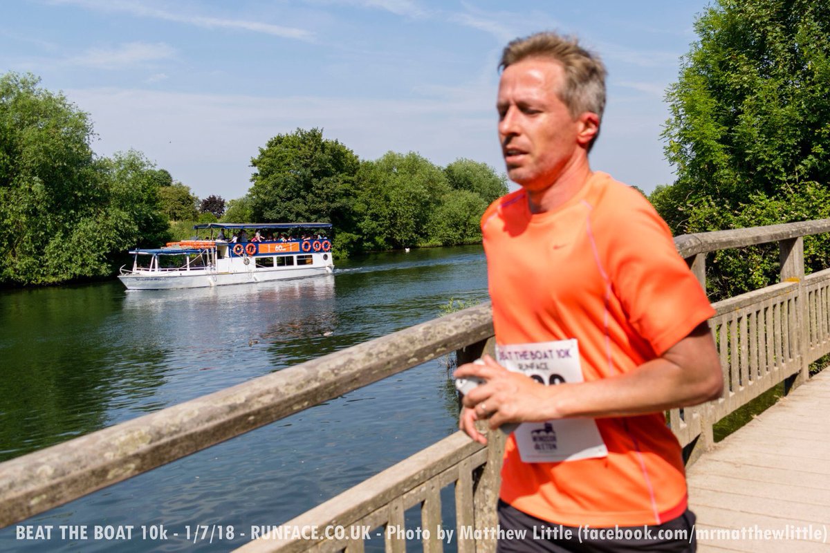 runface_uk's tweet image. A 10k vs 5 spectator filled pace boats in Windsor and Eton. Beat the Boat BeattheBoat.com #runface #runwindsor #windsor #eton #run10k Bespoke finisher T and medal and beer/Prosecco at the water stations!
