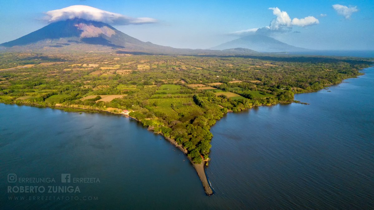 @tudiscovery No tengo la suerte de conocer las otras islas, pero #Ometepe es sin lugar a dudas un lugar bello y único en el mundo, con el #VolcanConcepción y #VolcánMaderas en el #LagoCocibolca. #Nicaragua.