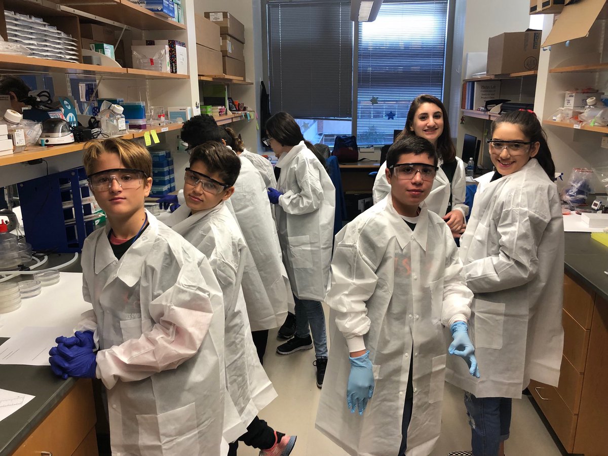 RKBBHK8's tweet photo. BOBCATS RECEIVING HANDS ON LEARNING AT THE UF SCIENCE LABS - THANK YOU GATORS!! https://t.co/fnFiodSr0w