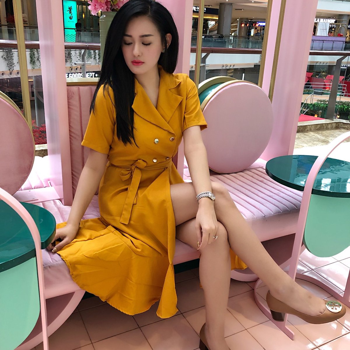 Cantiknya
#crossingleg #sexydress #sexypublic #upskirt #cleavage #eksib #exhibisionist #cuckold #hotwife