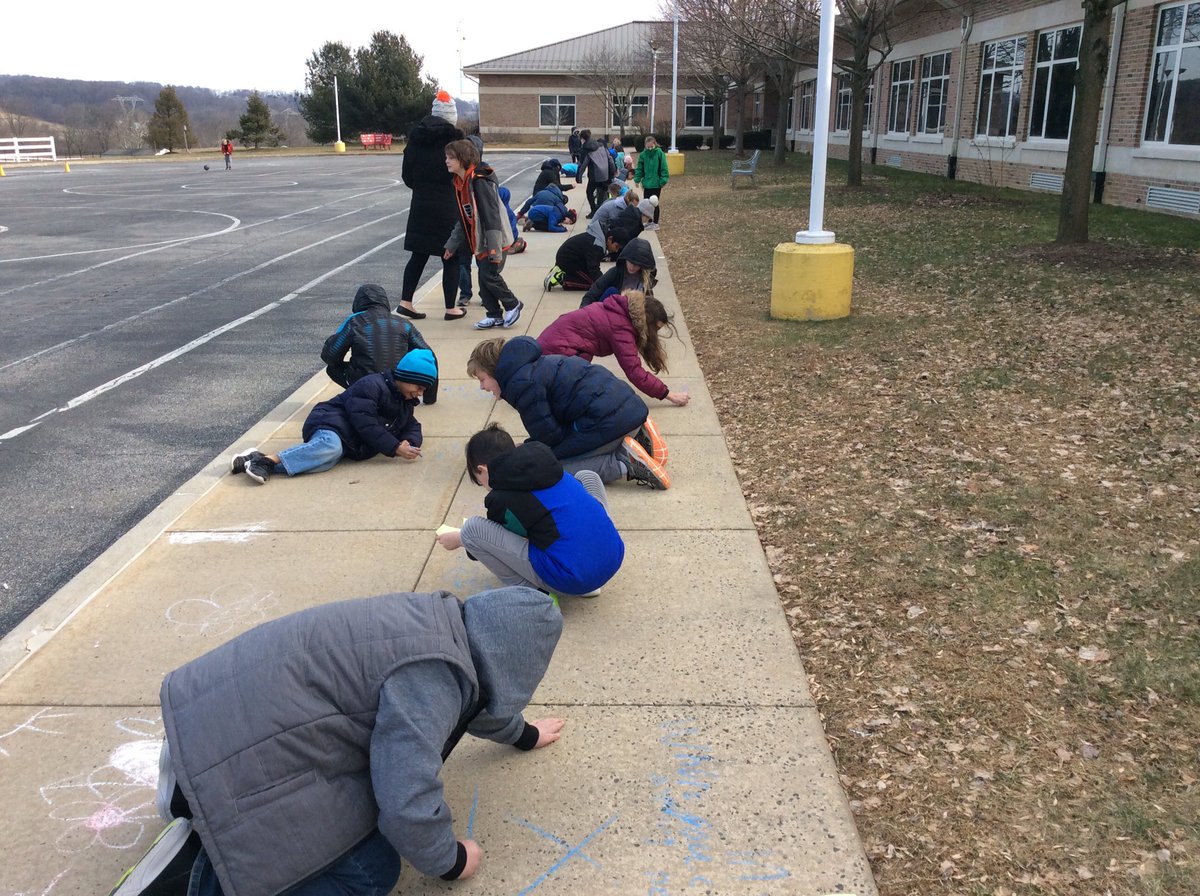 TeamTorresFC's tweet photo. 4th graders are spreading kindness by lining the sidewalks with inspirational quotes. #whatmakesFCspecial #greatkindnesschallenge https://t.co/F6KWKSQu5E