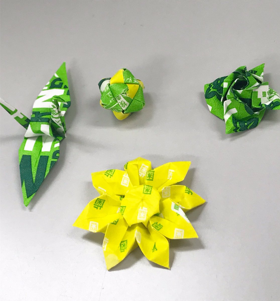 ユイ Twitterren おりがみ 折り紙 Origami 折り紙作品 ばら 薔薇 バラ ローズ Rose 折りバラ 折り薔薇 Paperrose 鶴 折り鶴 おりづる Crane くすだま くす玉 ユニット ユニット折り紙 ユニットおりがみ ガーベラ Gerbera ロッテ ロッテ