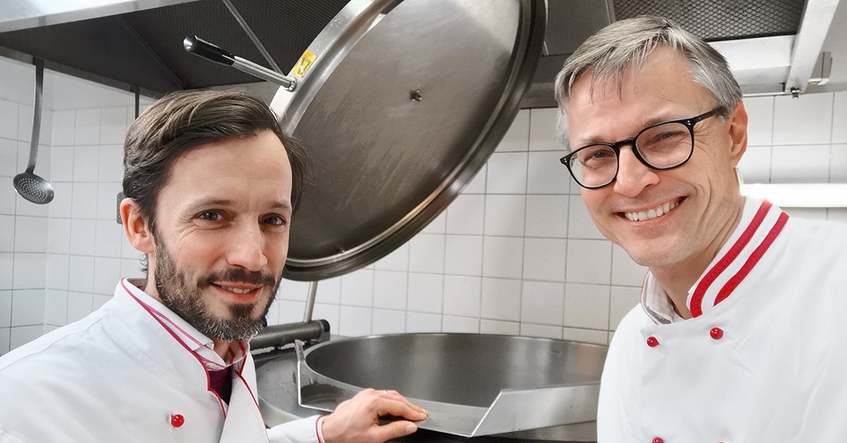 jantrionow's tweet photo. #WorteHelfen mit über 25.000 warmen Mahlzeiten für Menschen in Not. Für @KlausSchwertner von der @CaritasVienna und mich heißt das: ab in die Küche zum Suppe kochen. #DreiHilft @CaritasAustria https://t.co/njAWqW6F8T