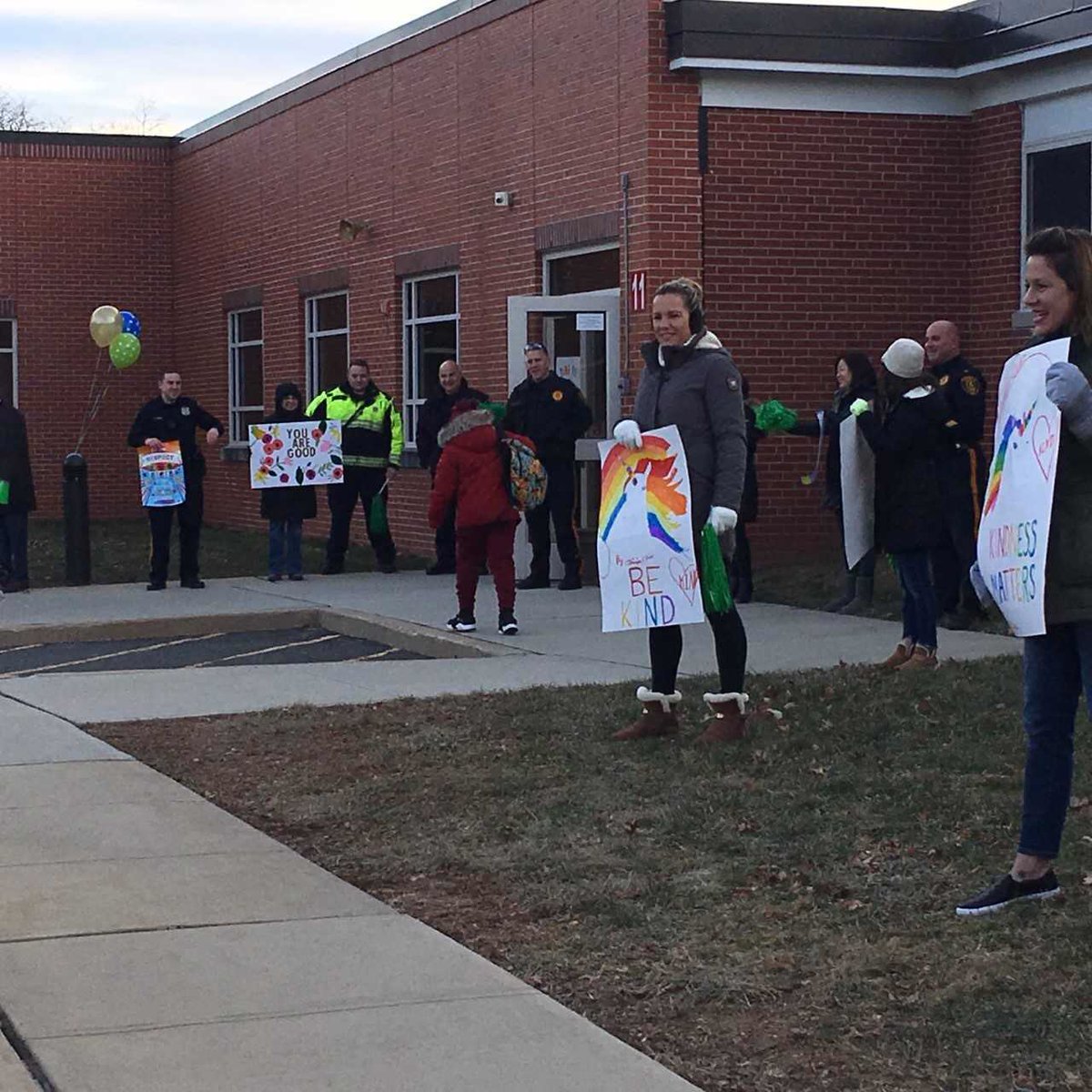 MelissaWallLES's tweet photo. Our Great Kindness Challenge kicked off with an amazing welcome to school!! Thanks to our Police and Fire departments, EMS, parents, PTO, administrators and teachers for making it such a special morning 🎉  @MNLockett @LTPS1 @LESPTO40 #BeKind #SpreadKindnessLikeConfetti https://t.co/L0IhB6MG9g