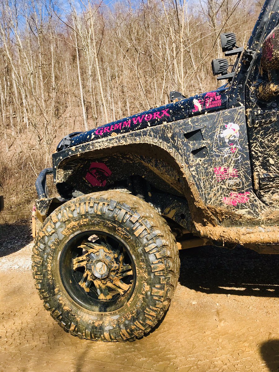 7026saki's tweet image. “Got a lil mud on the tires.....” He’s shining now though!!  #jeepgirllife #mudonthetires #nittotrailgrapplers #windrock #dirtlife #eastTN #grimm