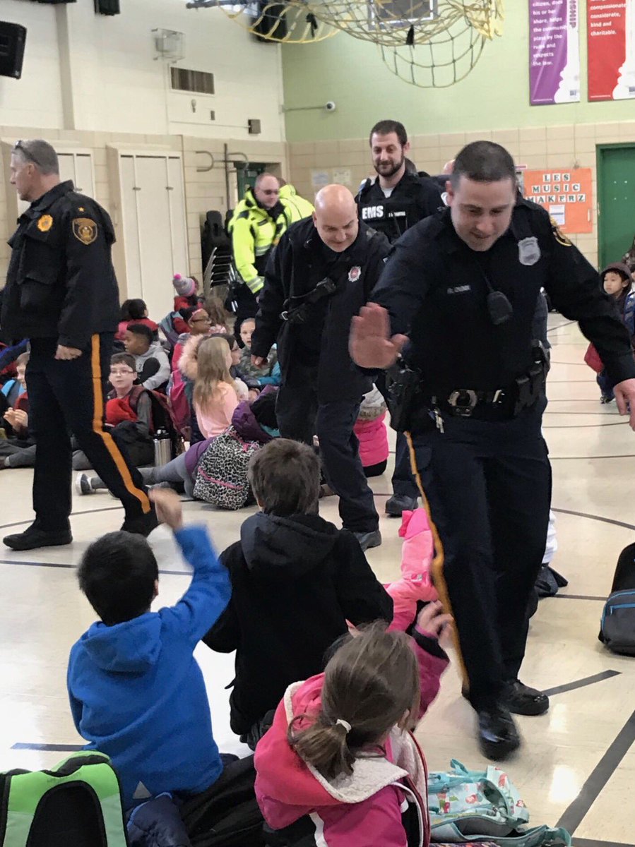 MelissaWallLES's tweet photo. LES students completed their first schoolwide kind act - a cheer for our policemen, fireman, and EMTs 🎉🎉 We are so grateful for your kindnesses!! @MNLockett @LTPS1 #BeKind #SpreadKindnessLikeConfetti #GKC https://t.co/0qWmYM9TdB