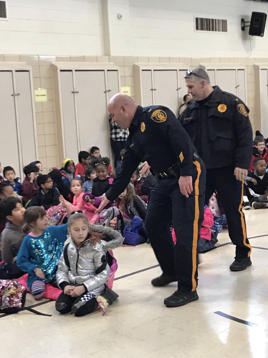 MelissaWallLES's tweet photo. LES students completed their first schoolwide kind act - a cheer for our policemen, fireman, and EMTs 🎉🎉 We are so grateful for your kindnesses!! @MNLockett @LTPS1 #BeKind #SpreadKindnessLikeConfetti #GKC https://t.co/0qWmYM9TdB