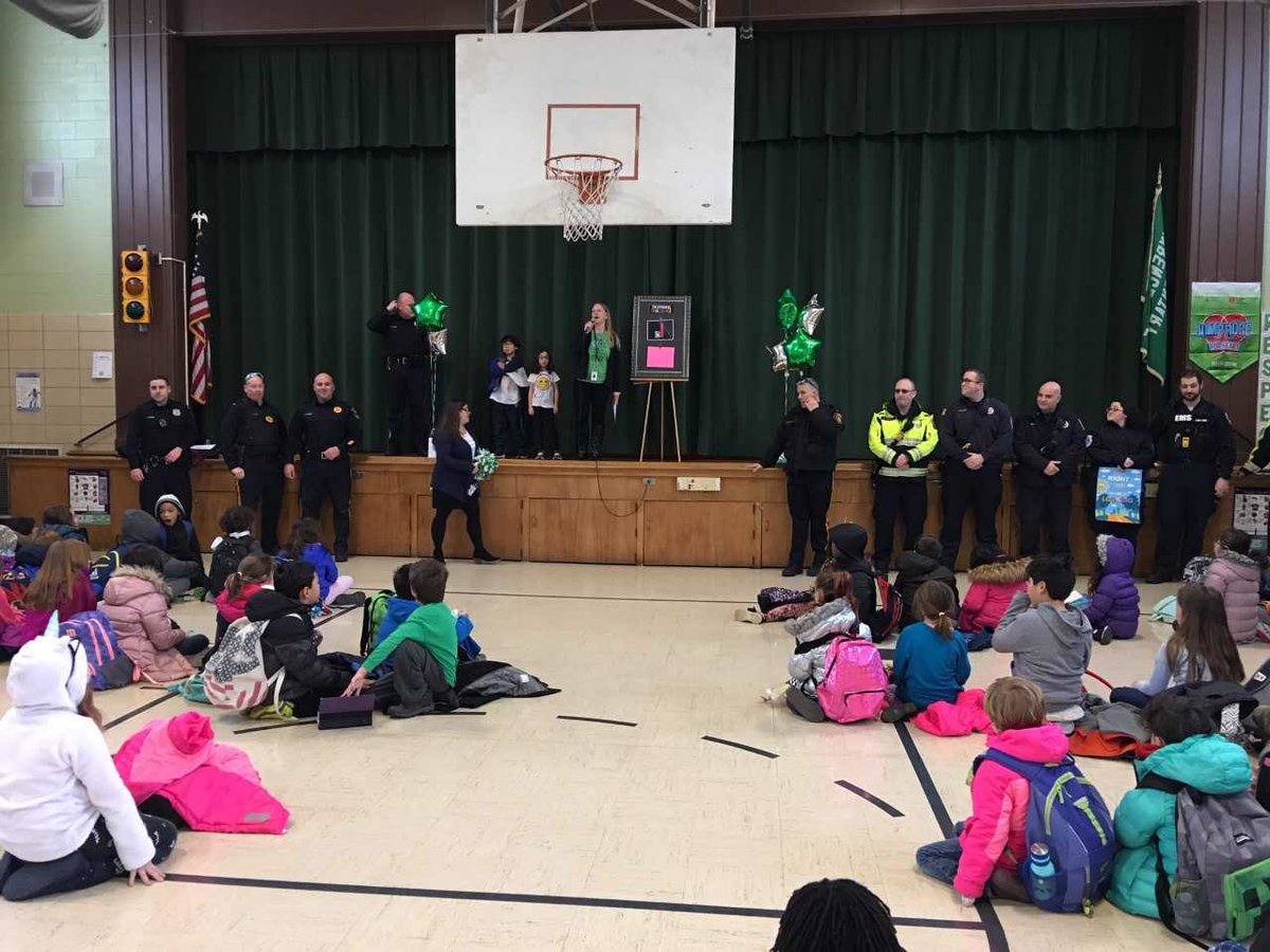 MelissaWallLES's tweet photo. LES students completed their first schoolwide kind act - a cheer for our policemen, fireman, and EMTs 🎉🎉 We are so grateful for your kindnesses!! @MNLockett @LTPS1 #BeKind #SpreadKindnessLikeConfetti #GKC https://t.co/0qWmYM9TdB