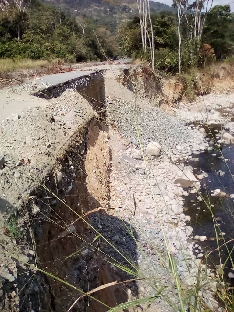 MppopMerida's tweet photo. @Marlenycdc #25Enero Personal del MPPOP y  MPPT en conjunto con su Director @carlospmerida realizan inspección con la finalidad de evaluar el estado actual de la calzada y la falla de borde existente en la vía Local L008, sector 4 canales Mcpio. Alberto Adriani, Estado Mérida. https://t.co/TwAsThKh3f