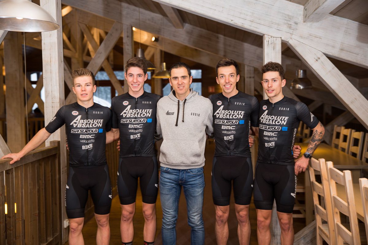 onTracksCo's tweet photo. #onTracks était partenaire de la Team #AbsoluteAbsalon menée par le champion Julien Absalon pour l'année 2018 . Pour cette nouvelle saison, l'équipe s'est étoffée avec une team composée de 4 athlètes : @jordansarrou , @thomas86490 , @AxelZingle et Mathis Azzaro 👏🙌 #vtt #bike https://t.co/p6Ku1sO39P