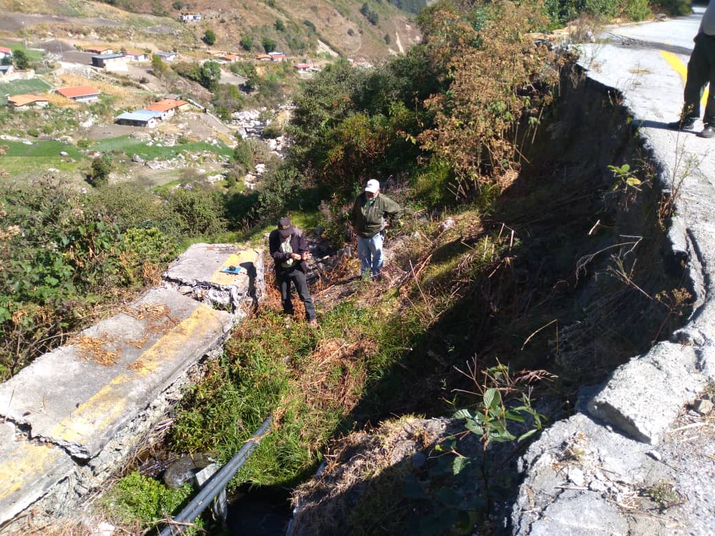 MppopMerida's tweet photo. @Marlenycdc #25Ene Personal del MPPOP,MPPT y Alcaldía del Municipio Miranda, realizan inspección a la Vía Troncal T007, Sector Chijo, del Estado Mérida con la finalidad de evaluar el estado actual de la falla de borde existente en esta zona. @carlospmerida https://t.co/djz6tzspzC