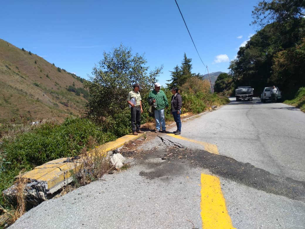 MppopMerida's tweet photo. @Marlenycdc #25Ene Personal del MPPOP,MPPT y Alcaldía del Municipio Miranda, realizan inspección a la Vía Troncal T007, Sector Chijo, del Estado Mérida con la finalidad de evaluar el estado actual de la falla de borde existente en esta zona. @carlospmerida https://t.co/djz6tzspzC