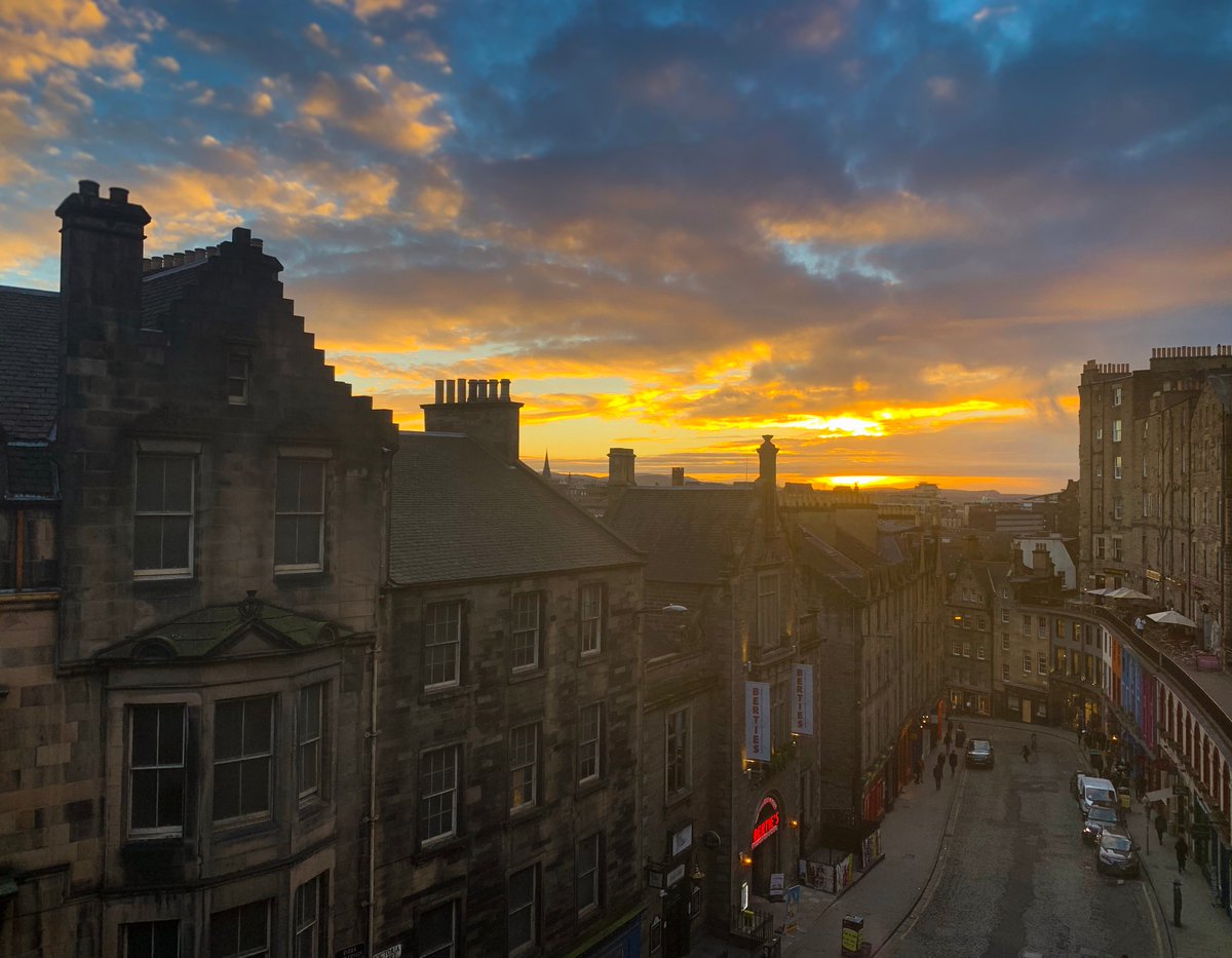 natlibscot's tweet photo. Not a bad sunset tonight... π
#Librarysunset #Edinburgh https://t.co/1V95ckEQSS
