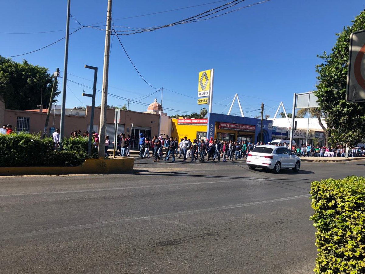 MLS_censura's tweet photo. Hay presencia d maestros en el estadio d béisbol Eduardo Vasconcelos y frente al @tuADO. Esperando la respuesta d las autoridades del @IEEPOGobOax Tome precauciones hay congestionamiento vial @MunicipioSeguro @ANXILI02LUNA @AlertaVialOax  @criatura82 @cometaof69 @PeatonVigilante https://t.co/IrWPPP4rcg