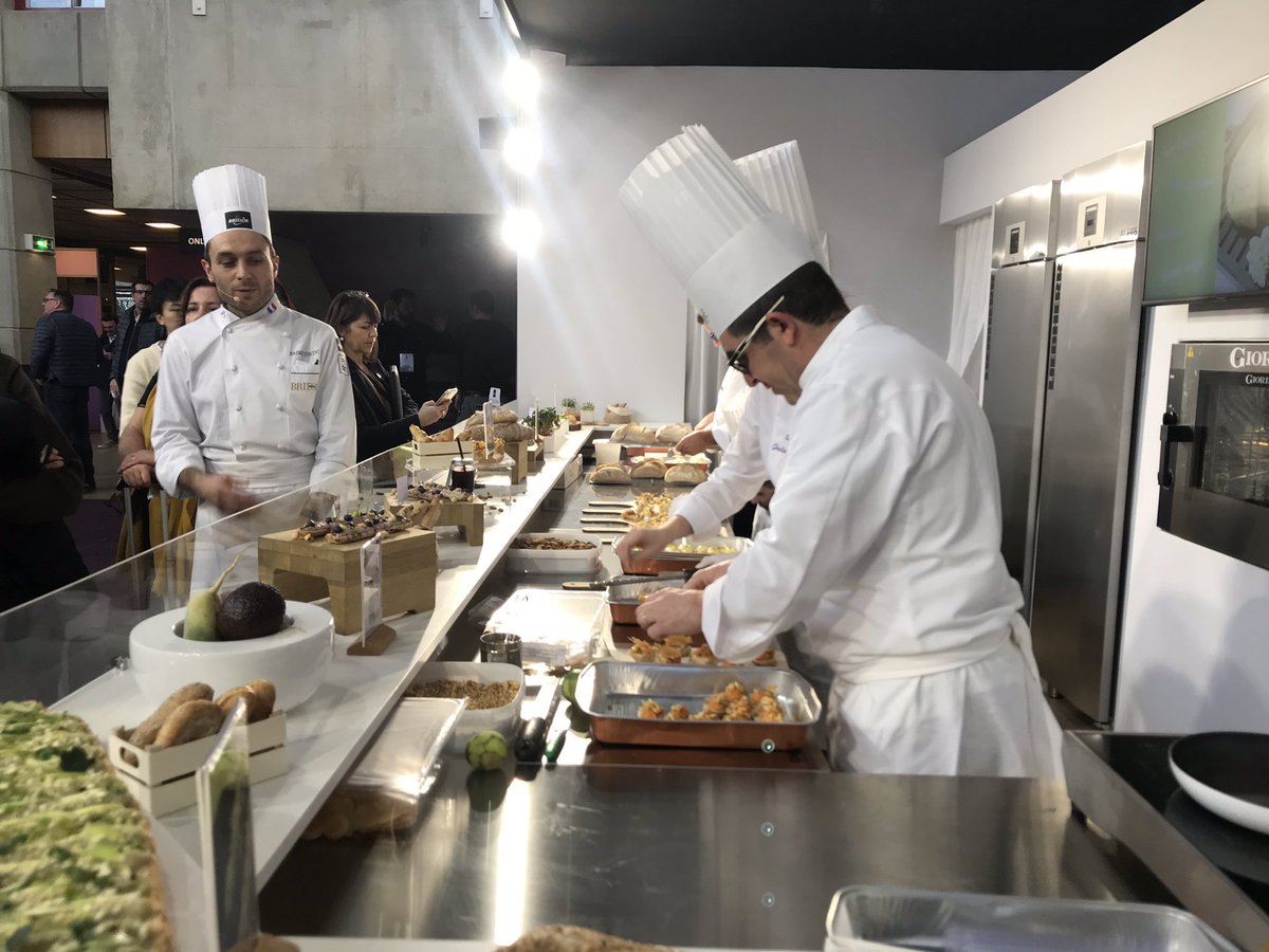 ArisDjennadi's tweet photo. Des cuisiners en pleine action lors du @sirha_lyon 2019 à @eurexpo .  Article à venir sur les nouvelles formes de snacking. #Sirha #Lyon https://t.co/L88pEztitF