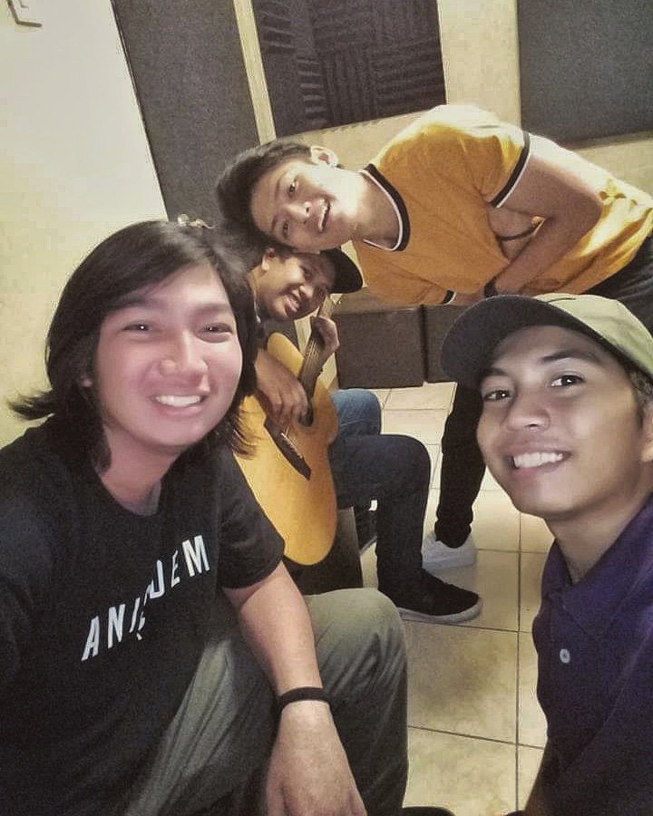 deardiarybandPH's tweet photo. Tapos na naming irecord ang aming latest single para sa mga taong iniwan, pinagpalit, pinaasa at 'di pinahalagahan! Magiging ayos din ang lahat! Abangan mo 'to ha, solid 'to pramis! #DearDiary #IceLang #LatestSingle #Indie https://t.co/lxXBZeTz61