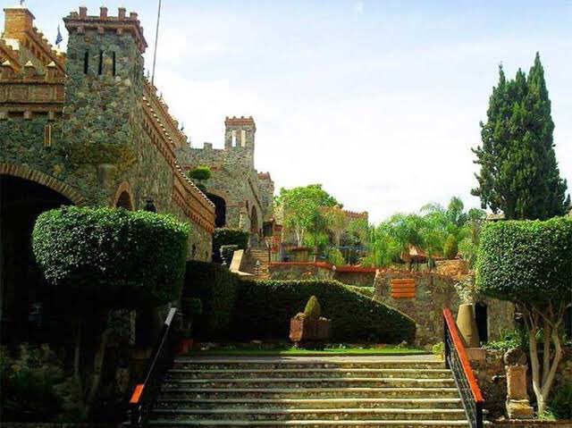 IvanOrozco1491's tweet image. En la sección de #CastillosMexicanos, el #CastilloDeSantaCecilia. Este castillo de estilo medieval fue construido en el año de 1951 para Manuel Quezada Brandy quien lo utilizó como hotel desde el día de su apertura, en Guanajuato.