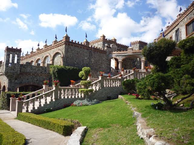 IvanOrozco1491's tweet image. En la sección de #CastillosMexicanos, el #CastilloDeSantaCecilia. Este castillo de estilo medieval fue construido en el año de 1951 para Manuel Quezada Brandy quien lo utilizó como hotel desde el día de su apertura, en Guanajuato.
