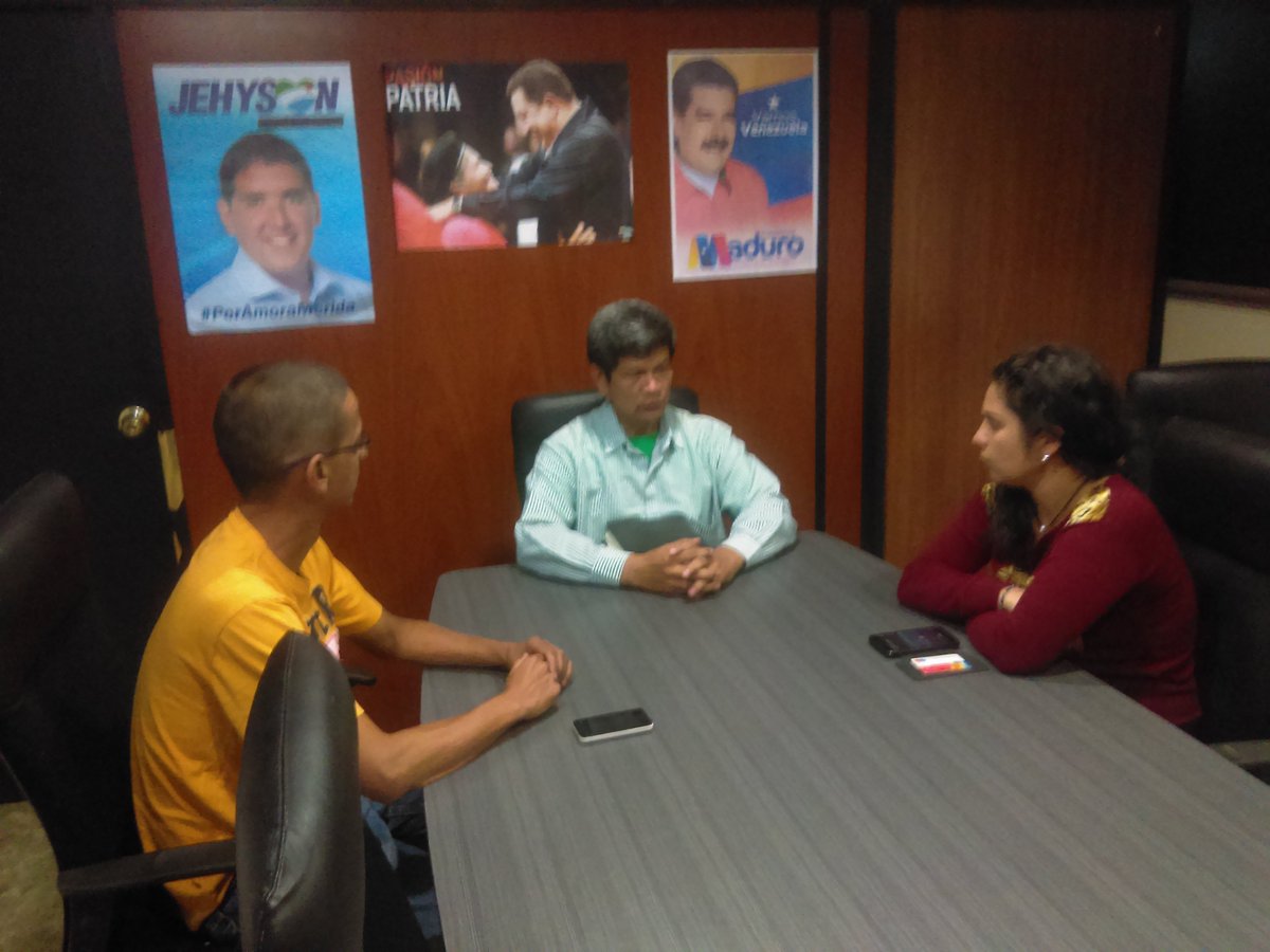 MppopMerida's tweet photo. @MImpag #26Ene Director del MPPOP, MPPT @carlospmerida asiste a reunión para Evaluar la situación de la falla ubicada en el Sector la Roca, Municipio Zea de la Entidad Merideña. @Alcaldia_Zea @JEHYSONGUZMAN https://t.co/FQxIM1FDi0