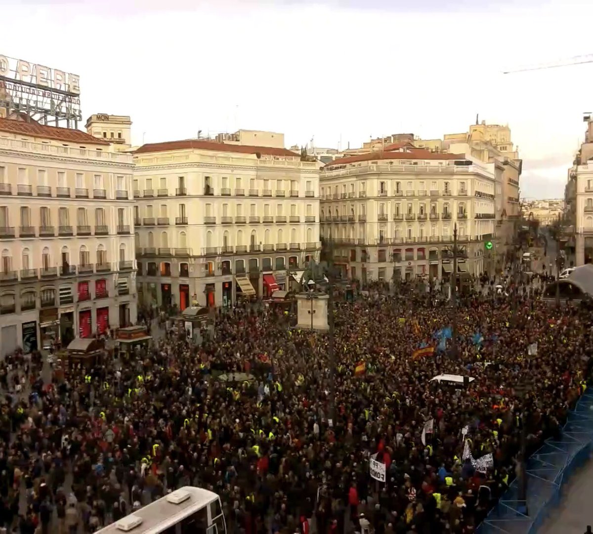 Hola <a href="/angelgarridog/">Ángel Garrido</a> aquí estamos los "pocos taxistas" que se manifiestan. Nos hemos juntado en #Sol para que nos puedas contar. #EnEstaHistoriaHayPuertasGiratorias #TaxiEnLucha #NiUnPasoAtrás