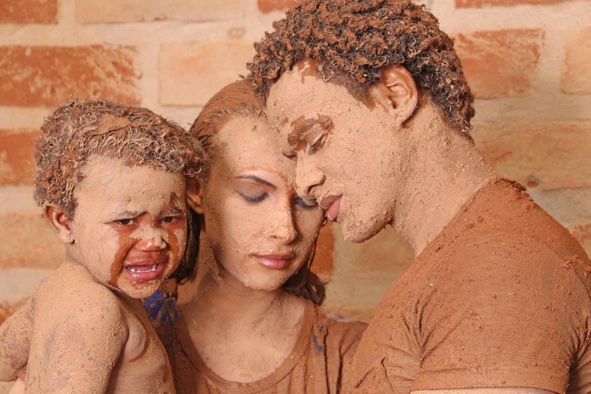 victoroliveira's tweet image. Brumadinho CLAMA!
A Jendayi Cosméticos e o fotógrafo Jorge Beirigo fizeram um ensaio-protesto sobre a tragédia de Brumadinho-MG!
Modelos foram convidados para interpretarem vitimas desta tragédia e o resultado final ficou emocionante!

EU NÃO SEI NEM O QUE DIZER 
Q LIXO