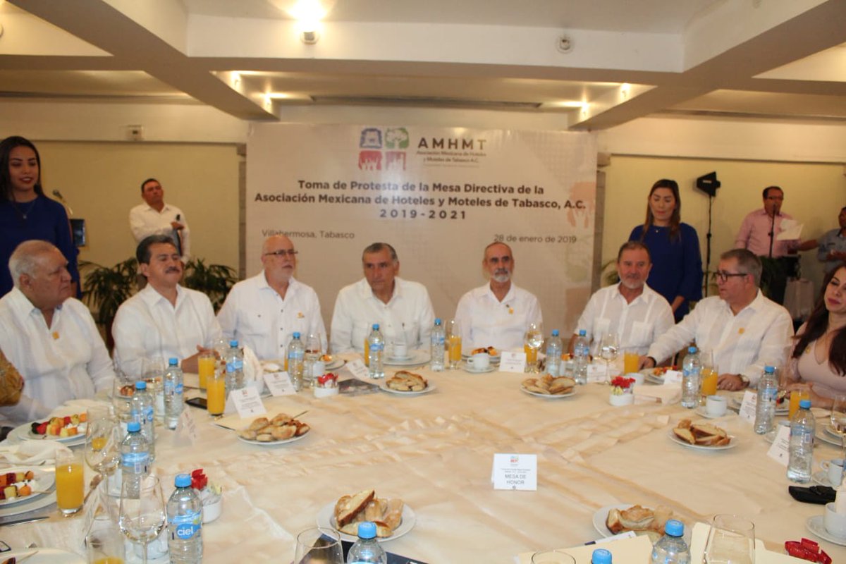 CanacoVhsa's tweet photo. Asiste nuestro Presidente el Lic. Miguel Angel de la Fuente Herrera a la toma de Protesta del Lic. Alfredo Cobo González y la nueva Mesa Directiva de la Asociación Mexicana de Hoteles y Moteles de Tabasco, A.C. (AMHMT).

“POR LA UNIDAD Y FORTALECIMIENTO DEL COMERCIO” https://t.co/bybaPJ6Cgm