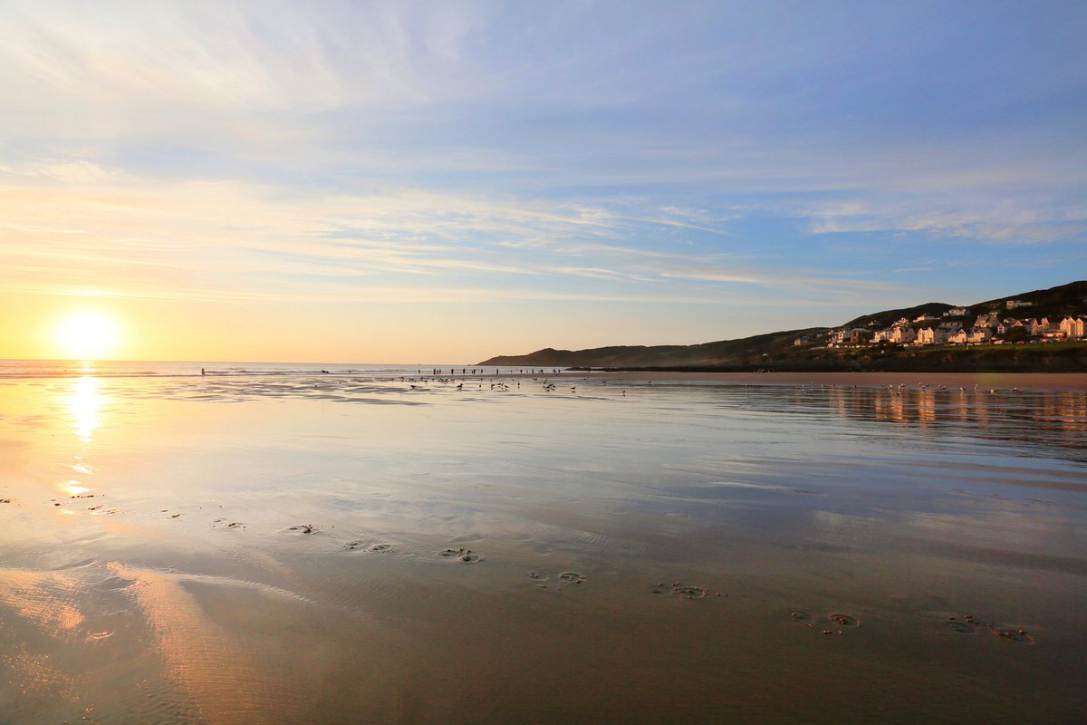 southwesthols's tweet photo. Everyone can join in the fun at Woolacombe Beach. Three miles of golden sand make this beautiful beach a family favourite.

Find out more: https://t.co/jT8X2j0liX
#woolacombe #lovedevon #devoncoast #devonbeach https://t.co/YkXe0pcxu3