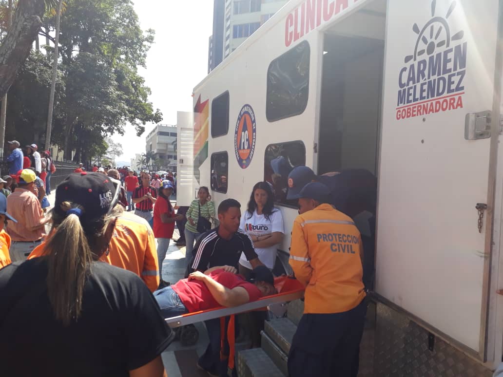 PCADLARA's tweet photo. #28Ene Nuestros funcionarios de @PCADLARAOFICIAL presente en la gran movilización brindando atención paramédica y preventiva a todas las personas presentes en apoyo al Presidente Constitucional
@NicolasMaduro 
@gestionperfecta 
#FANBLealAlPuebloYLaRevolución 
#laraConMaduro https://t.co/ZZBjJSHEyL