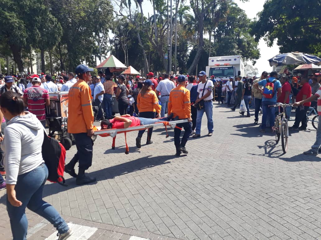 PCADLARA's tweet photo. #28Ene Nuestros funcionarios de @PCADLARAOFICIAL presente en la gran movilización brindando atención paramédica y preventiva a todas las personas presentes en apoyo al Presidente Constitucional
@NicolasMaduro 
@gestionperfecta 
#FANBLealAlPuebloYLaRevolución 
#laraConMaduro https://t.co/ZZBjJSHEyL