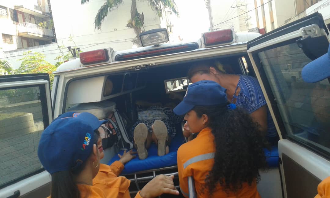 PCADLARA's tweet photo. #28Ene Nuestros funcionarios de @PCADLARAOFICIAL presente en la gran movilización brindando atención paramédica y preventiva a todas las personas presentes en apoyo al Presidente Constitucional
@NicolasMaduro 
@gestionperfecta 
#FANBLealAlPuebloYLaRevolución 
#laraConMaduro https://t.co/ZZBjJSHEyL