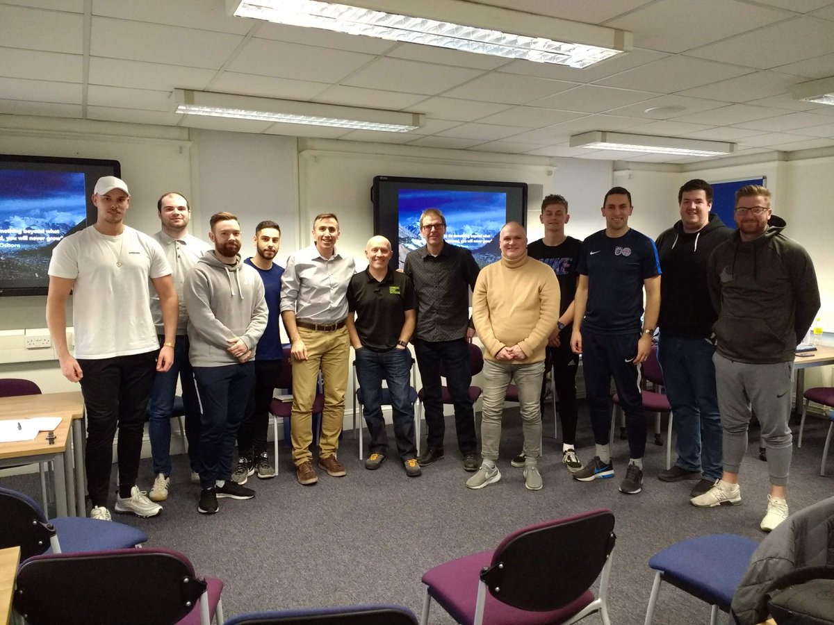 DrSergioLara_EU's tweet photo. And in the afternoon the coaches in the MSc were treated to an incredible presentation and discussion with @DaveOutdoor from @CGO_outdoors about his 15 expeditions in the Himalayas!! Pure gold!!! Only at @CarnegieSpCoach @Carnegie_Sport @leedsbeckett #UnderstandingExpertise https://t.co/NMkSj1MY1C