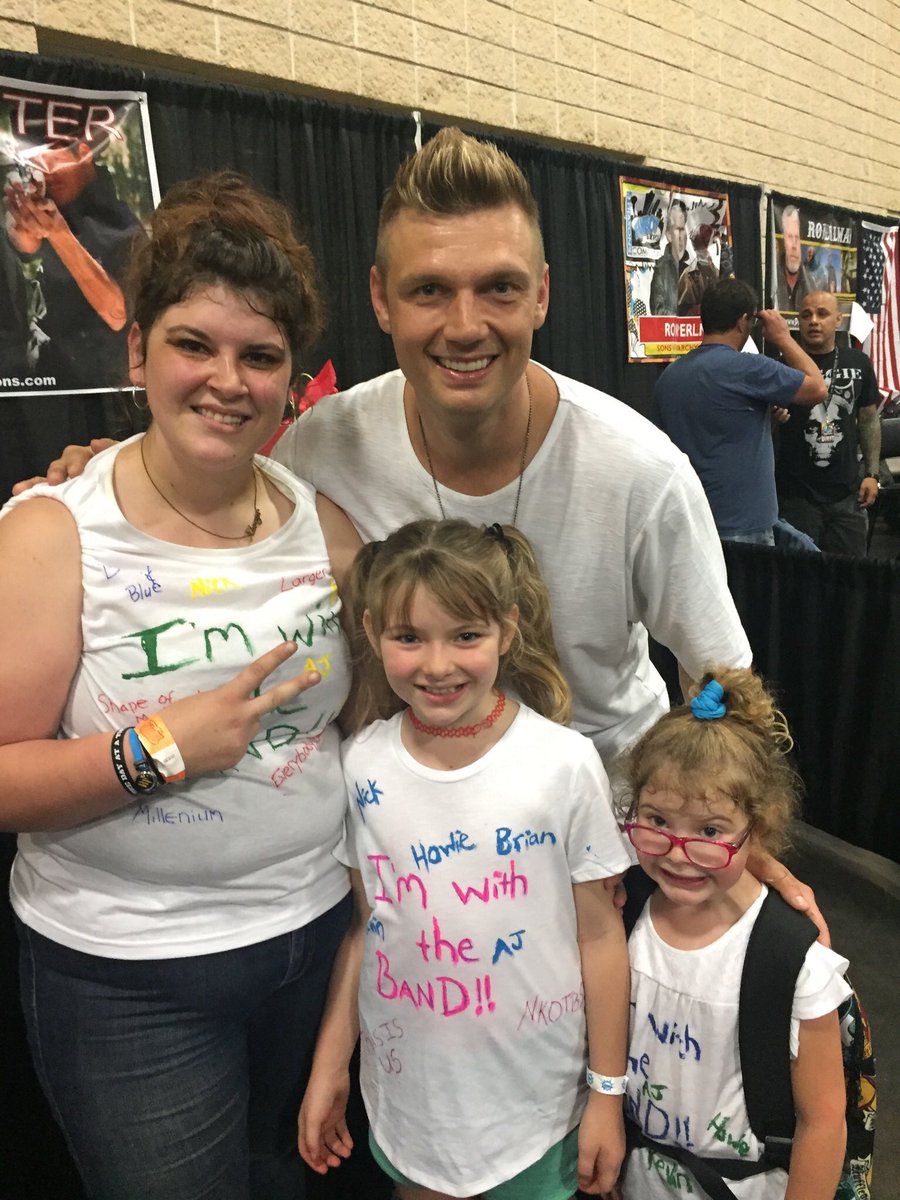 NickandLoCarter's tweet photo. Happy Birthday, @nickcarter 
#HappyBirthdayNickCarter 🎂 🎁 🎈 gwas https://t.co/HJkLtH6lpd