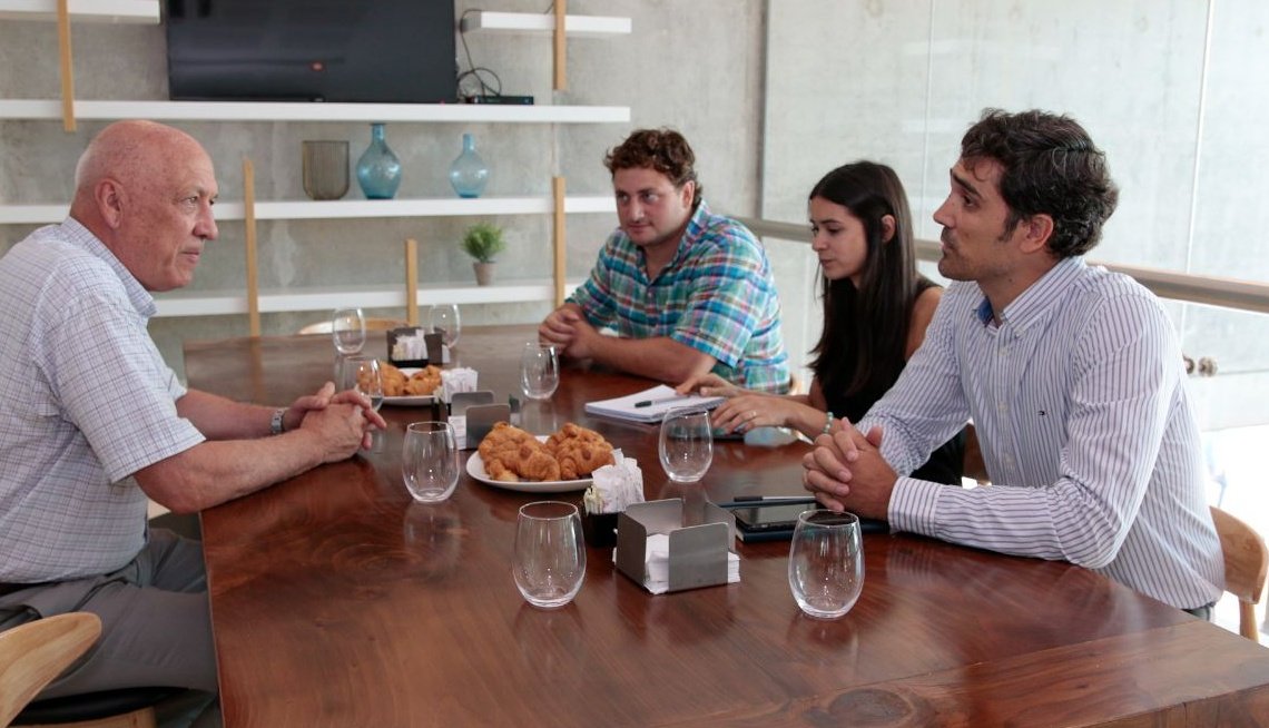 AntonioBonfatti's tweet image. ¡Ciencia e innovación para mejorar nuestra calidad de vida! Me reuní con emprendedores santafesinos que diseñan tecnologías pensadas para el desarrollo de ciudades inteligentes y más eficientes. Acá está el futuro.