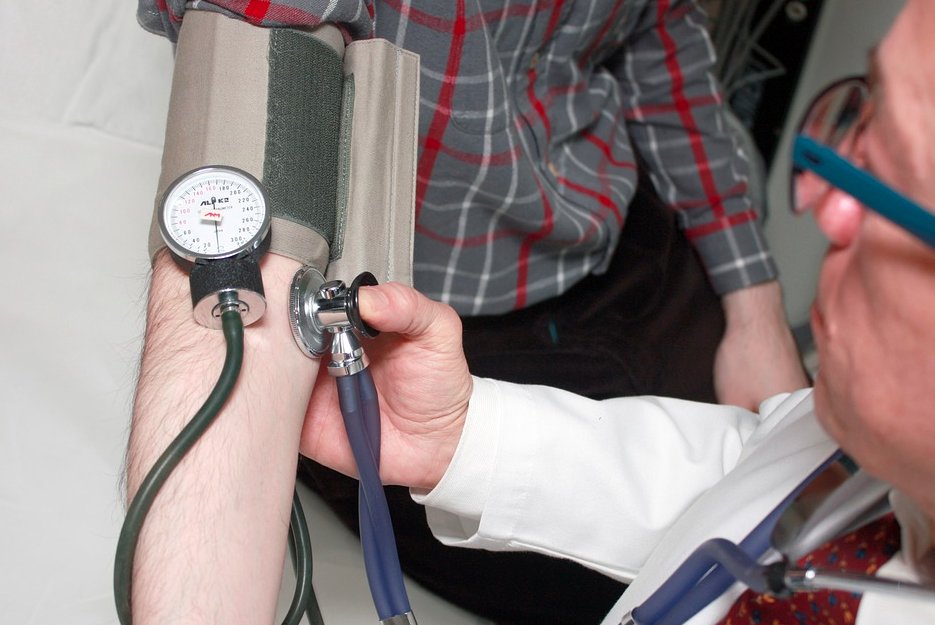 uommedia's tweet photo. Researchers have found that by helping patients at high risk of lung cancer identify and monitor their symptoms, they are 40 per cent more likely to seek help from their doctor https://t.co/bCa2FcXmOy https://t.co/oecLmF0XxB