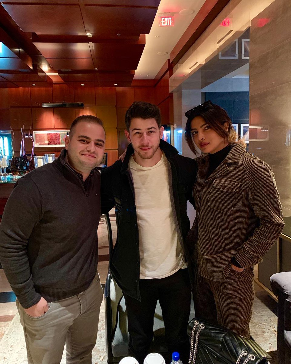 PriyankaCentral's tweet photo. Priyanka and Nick with a fan @priyankachopra @nickjonas https://t.co/ydV0vJPPGe