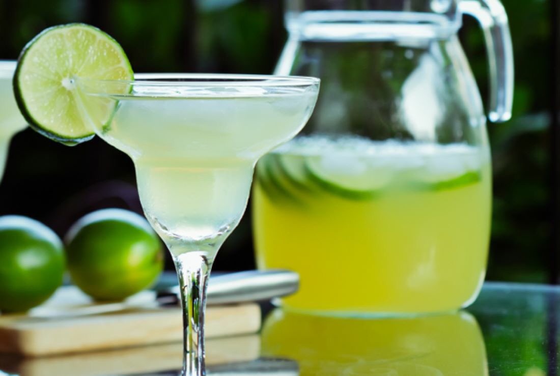 CalhounsRooftop's tweet photo. It’s Margarita Monday😜Our 32 oz pitchers of margs are $5 all damn day😤Add a flavor to that bad boy🍹Strawberry🍓Mango🥭 Peach🍑Sour Apple🍏&&& more!!! Don’t forget happy hour 4-7 pm!
#CalhounsRooftop #Rooftop #Houston #MargaritaMondays #Mondazed #CRBG #IABOT https://t.co/9go21ff2dY