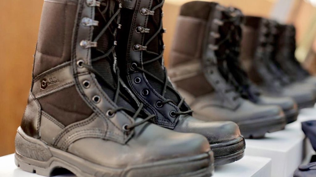alejandromurat's tweet photo. Con una inversión superior a los 21 MDP, por primera vez en el año, entregamos a la @SSP_GobOax cascos, chalecos balísticos, computadoras, gorras, camisolas, bermudas c4, botas, uniformes deportivos y kepís, así como un Módulo de Atención Itinerante para el @SESESP_GobOax. https://t.co/GkuTchUa8d