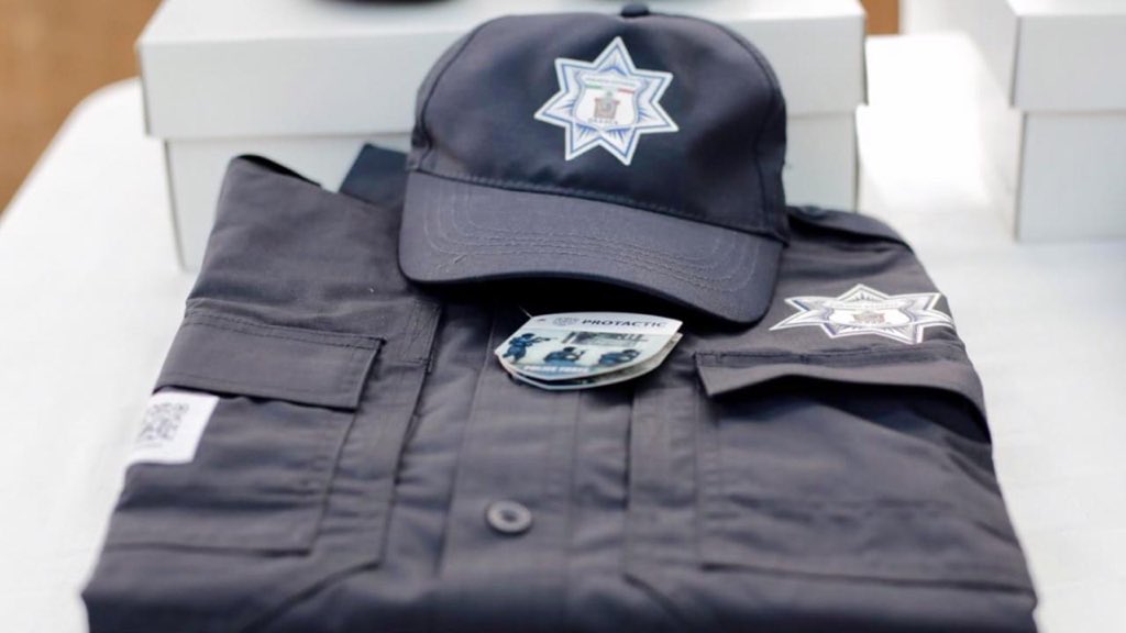 alejandromurat's tweet photo. Con una inversión superior a los 21 MDP, por primera vez en el año, entregamos a la @SSP_GobOax cascos, chalecos balísticos, computadoras, gorras, camisolas, bermudas c4, botas, uniformes deportivos y kepís, así como un Módulo de Atención Itinerante para el @SESESP_GobOax. https://t.co/GkuTchUa8d